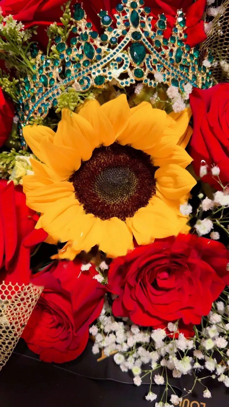 Ramo de rosas rojas con un girasol y una corona