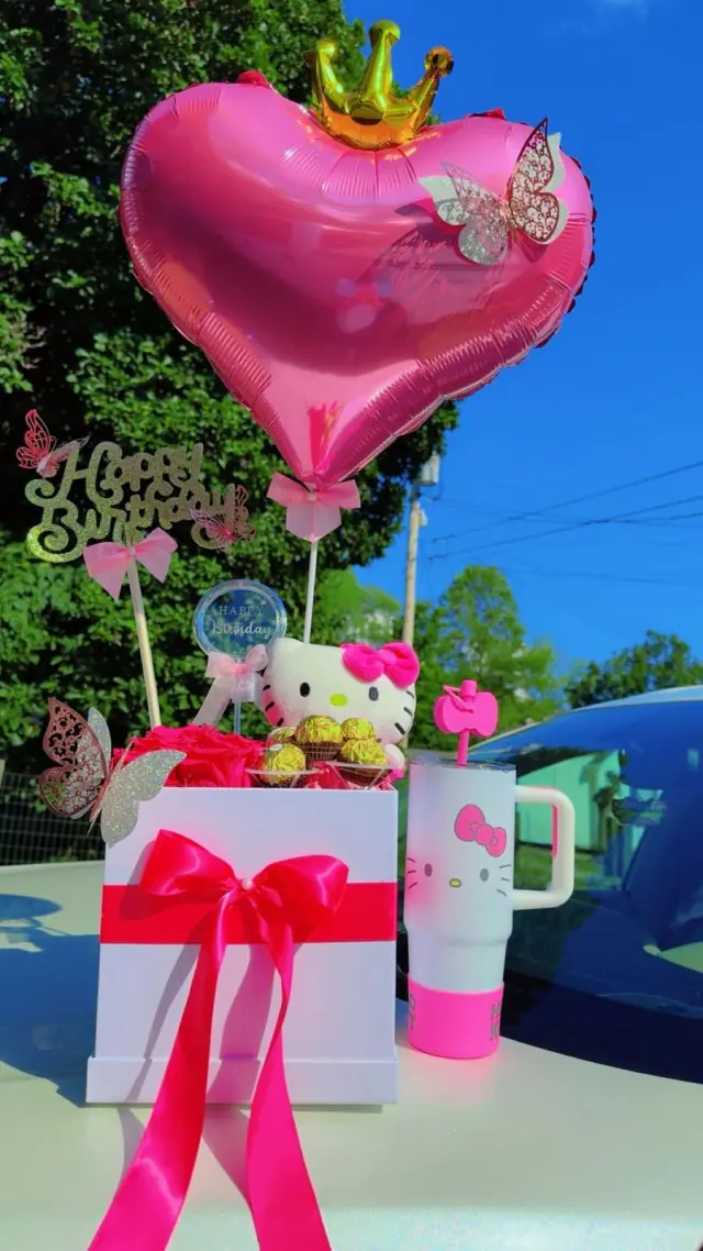 Caja blanca con moño rosa, vaso y globo de corazón con corona