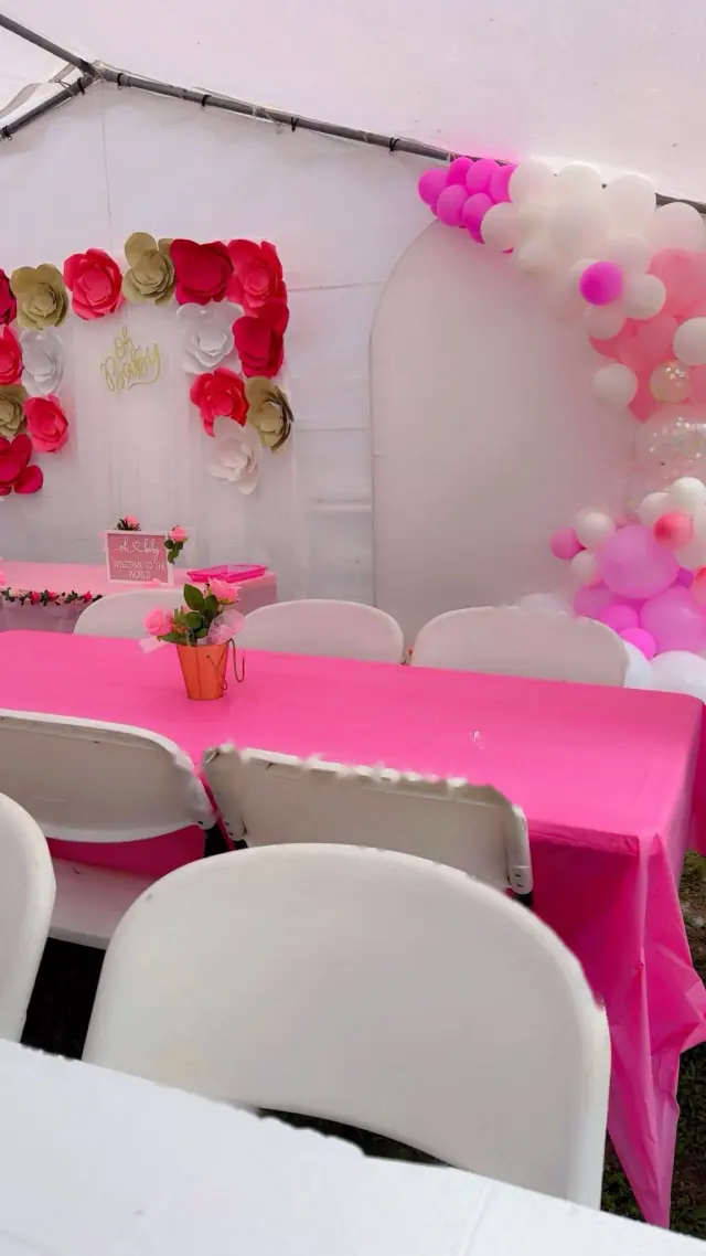 Fondo de flores de papel con un arco de globos rosas y blancos