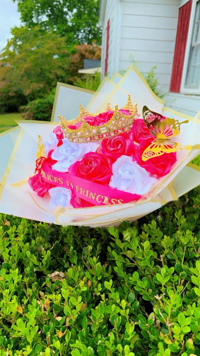 Ramo de rosas rosas con una corona dorada
