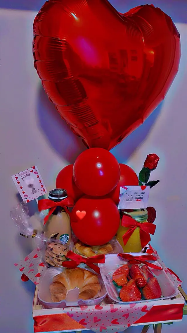 Caja de desayuno con un globo de corazón rojo