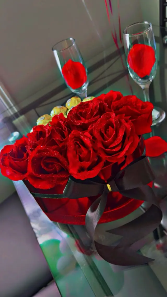 Ramo de rosas rojas con copas de champaña