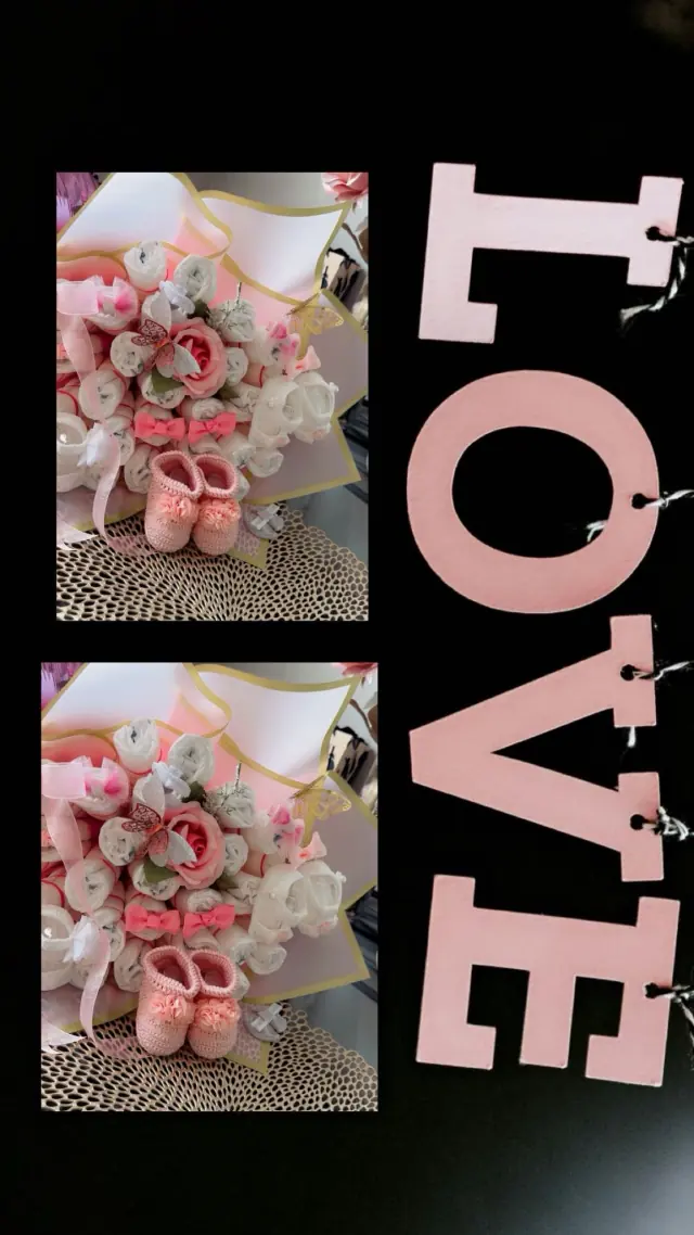 Dos ramos de flores y peluches junto a las letras LOVE