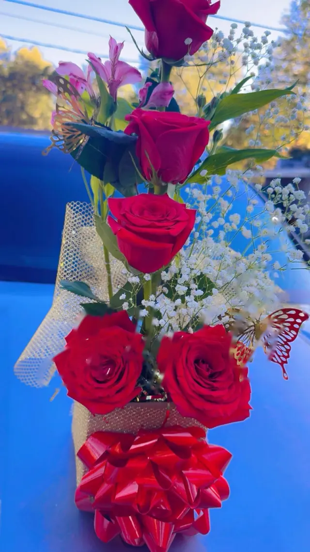 Arreglo de rosas rojas con nube y moño rojo